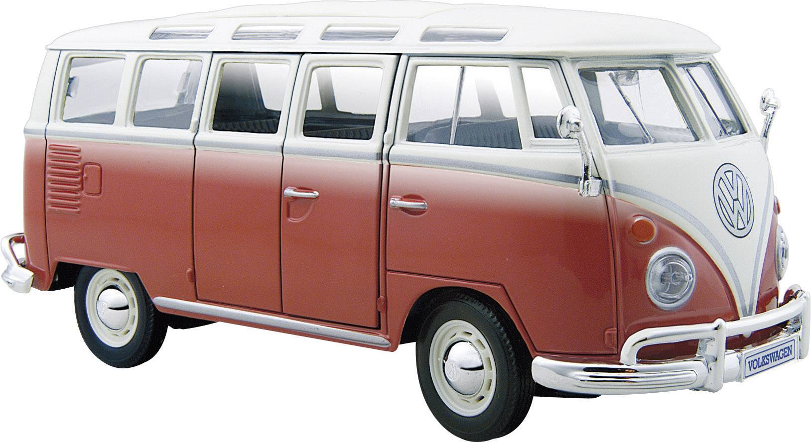 Červenobílý vintage Volkswagen Bus s otevřenými okny, fotografovaný z boku.