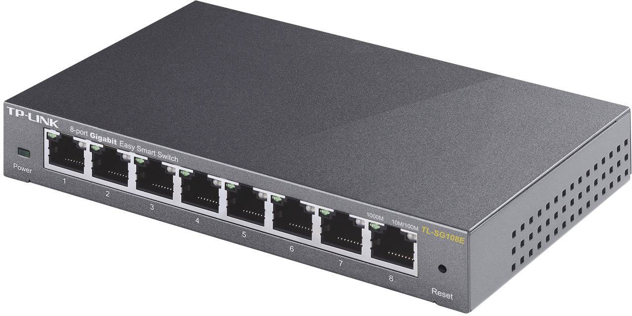 Černošedý síťový switch TP-Link s osmi ethernetovými porty. Vlevo jsou viditelná tlačítka napájení a resetování.