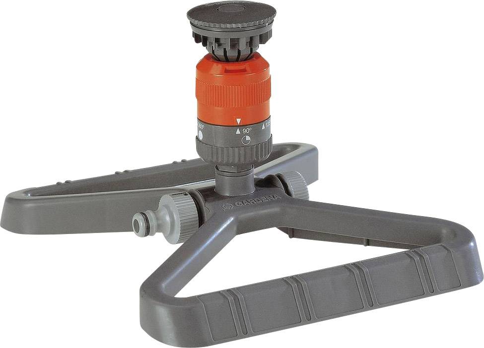 Šedý zahradní postřikovač s oranžovým otočným knoflíkem pro nastavení zavlažování. Vhodný pro rovnoměrné zavlažování zahrady.