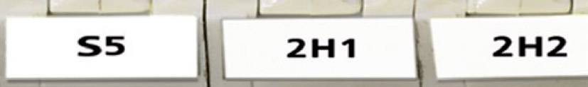 Tři vedle sebe umístěné štítky s nápisy 'S5', '2H1' a '2H2'.