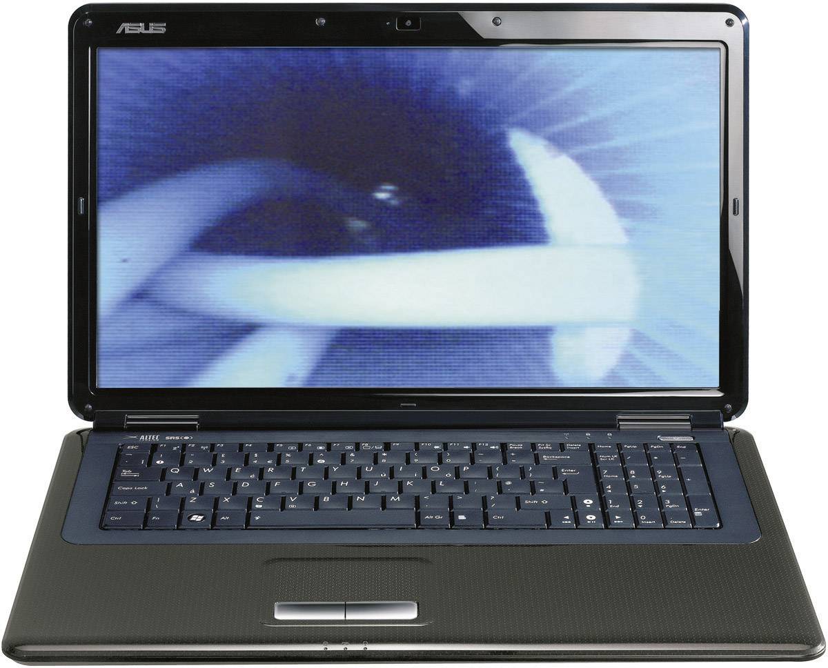 Otevřený notebook s rozsvíceným, rozmazaným displejem v modrých a bílých barvách, na němž jsou dvě propletené tvary.