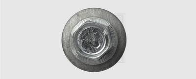 Pohled shora na stříbrný šestihranný šroub s podložkou na šedém pozadí.