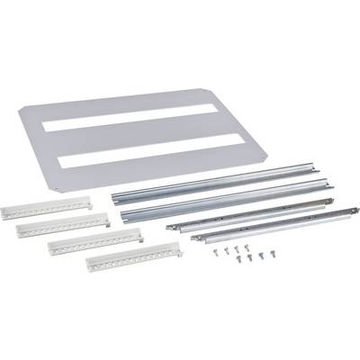 Sada montážního materiálu pro fotovoltaické moduly skládající se z kovových profilů, bílých držáků a šroubů, umístěná na bílém pozadí.