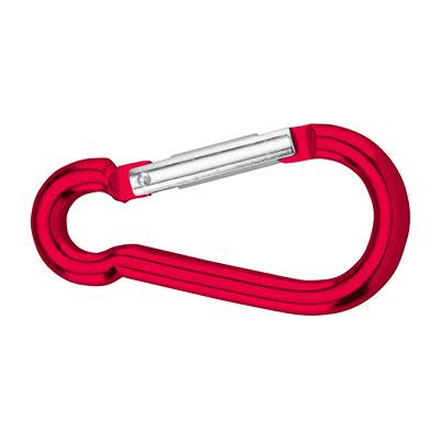 Červený kovový karabinák ve tvaru písmene C na bílém pozadí, otevřený se stříbrným uzavíracím mechanismem.