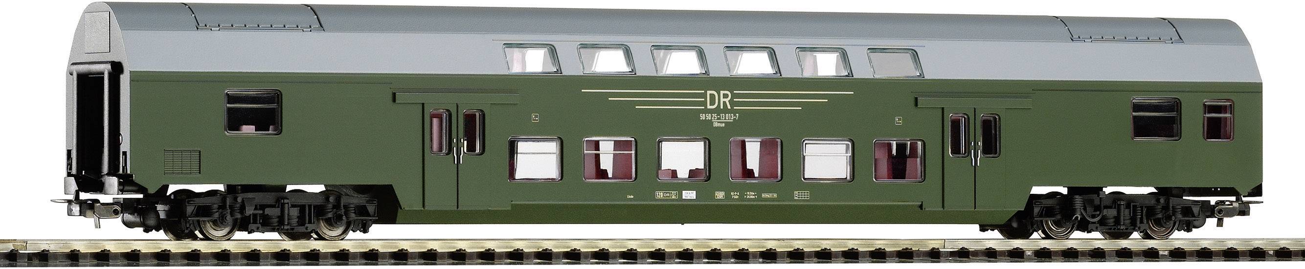Model dvoupatrového zeleného železničního vozu Deutsche Reichsbahn na kolejích.
