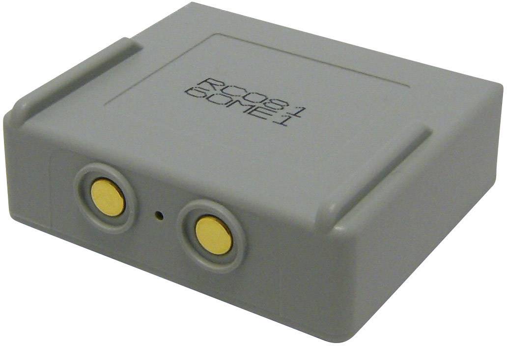 Šedé elektronické zařízení se dvěma zlatými konektory na přední straně, označené štítkem "RC08 1 DCME 1".