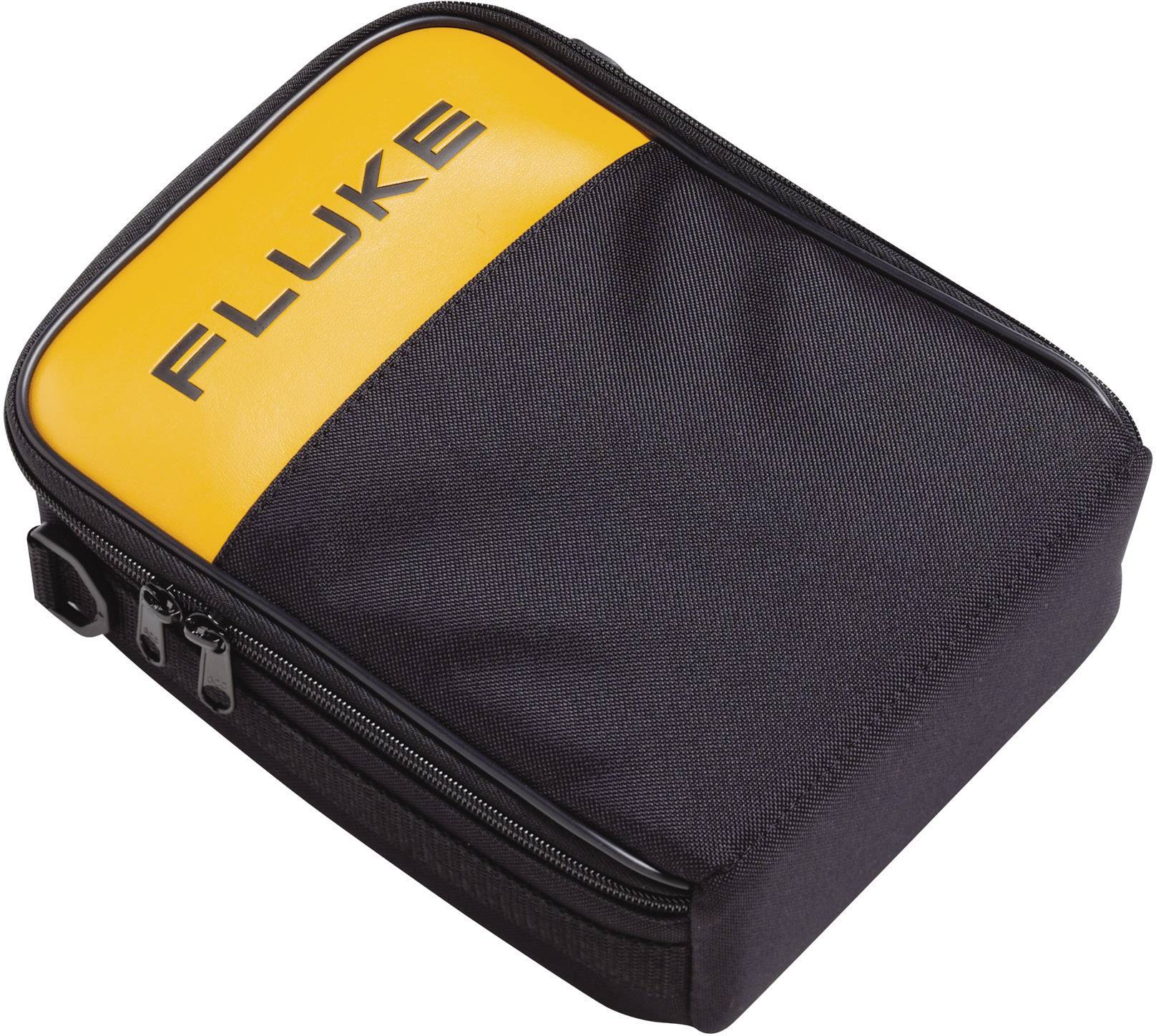 Černá taška s oranžovým pruhem nahoře, na němž je napsáno 'FLUKE'. Zip po straně.
