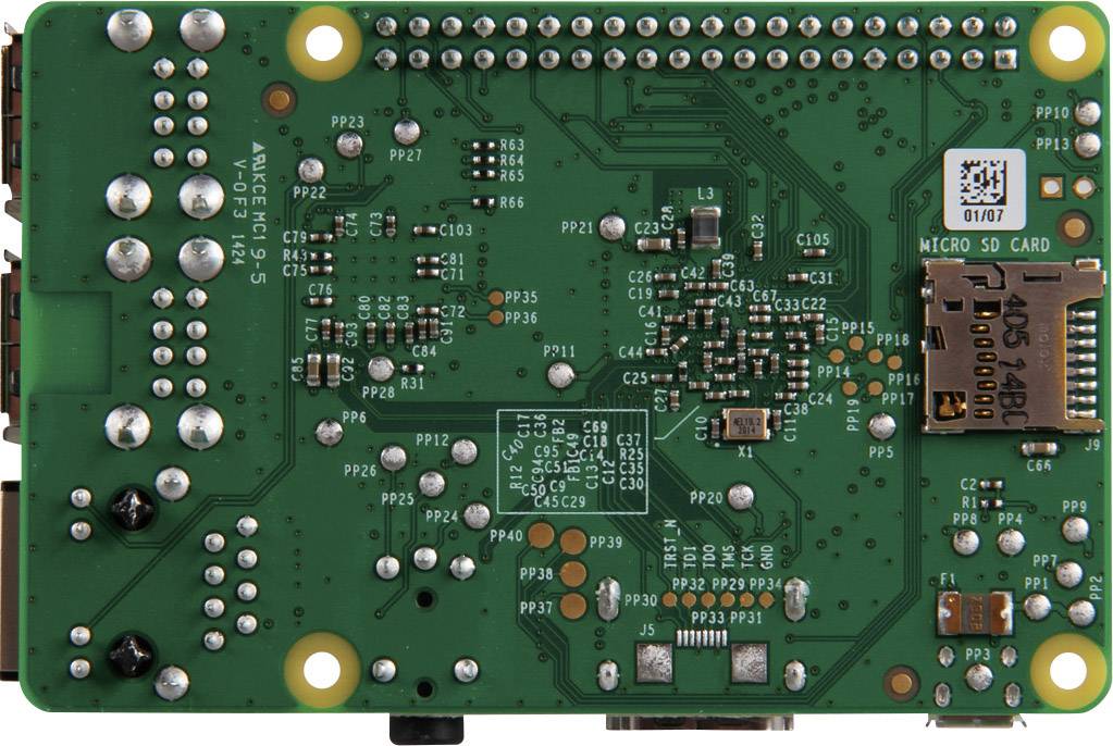 Zelená deska plošných spojů s různými elektronickými komponenty a slotem pro micro SD kartu.