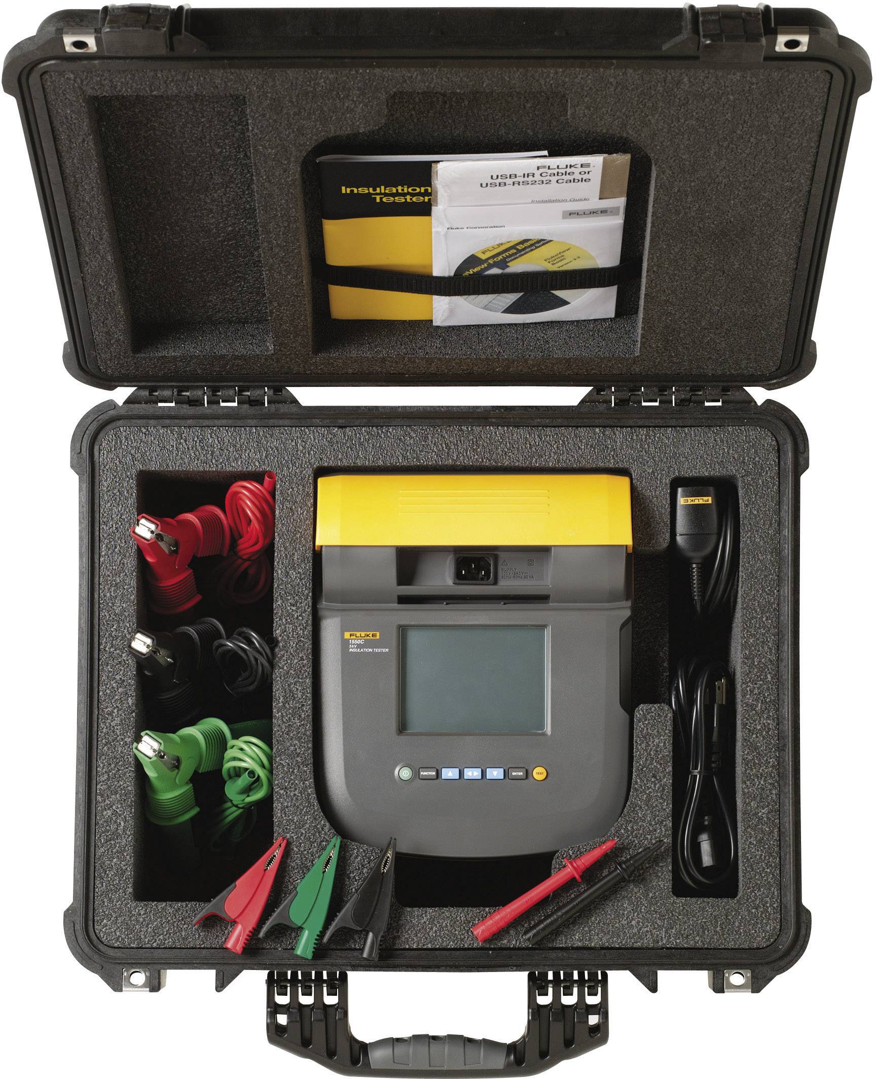 Přenosný elektrický instalační tester v kufříku s příslušenstvím, jako jsou měřicí vodiče a manuál, připravený k použití.