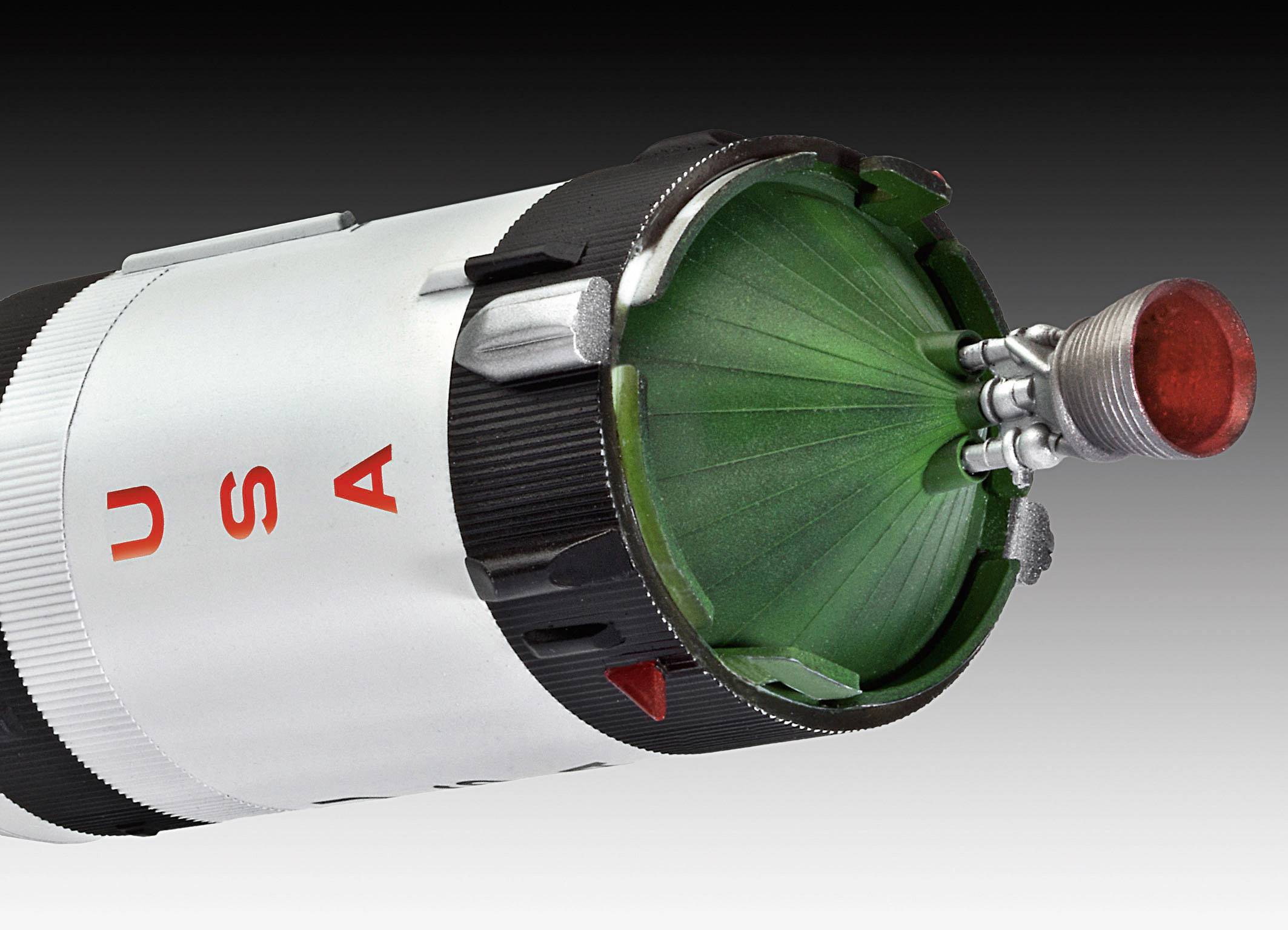 Prostorový model rakety Saturn V se zaměřením na motor a nápisem 'USA'.