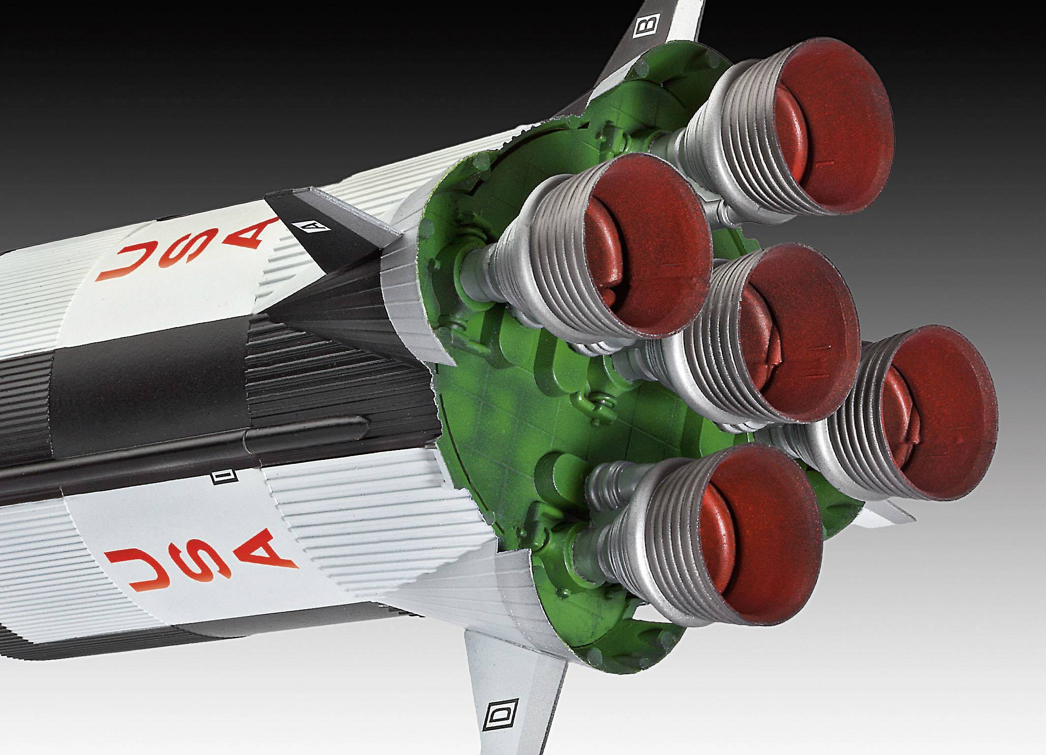 Zobrazení raketového stupně s pěti červenými motory na spodní straně, označené nápisem 'USA', symbolizuje kosmickou technologii.