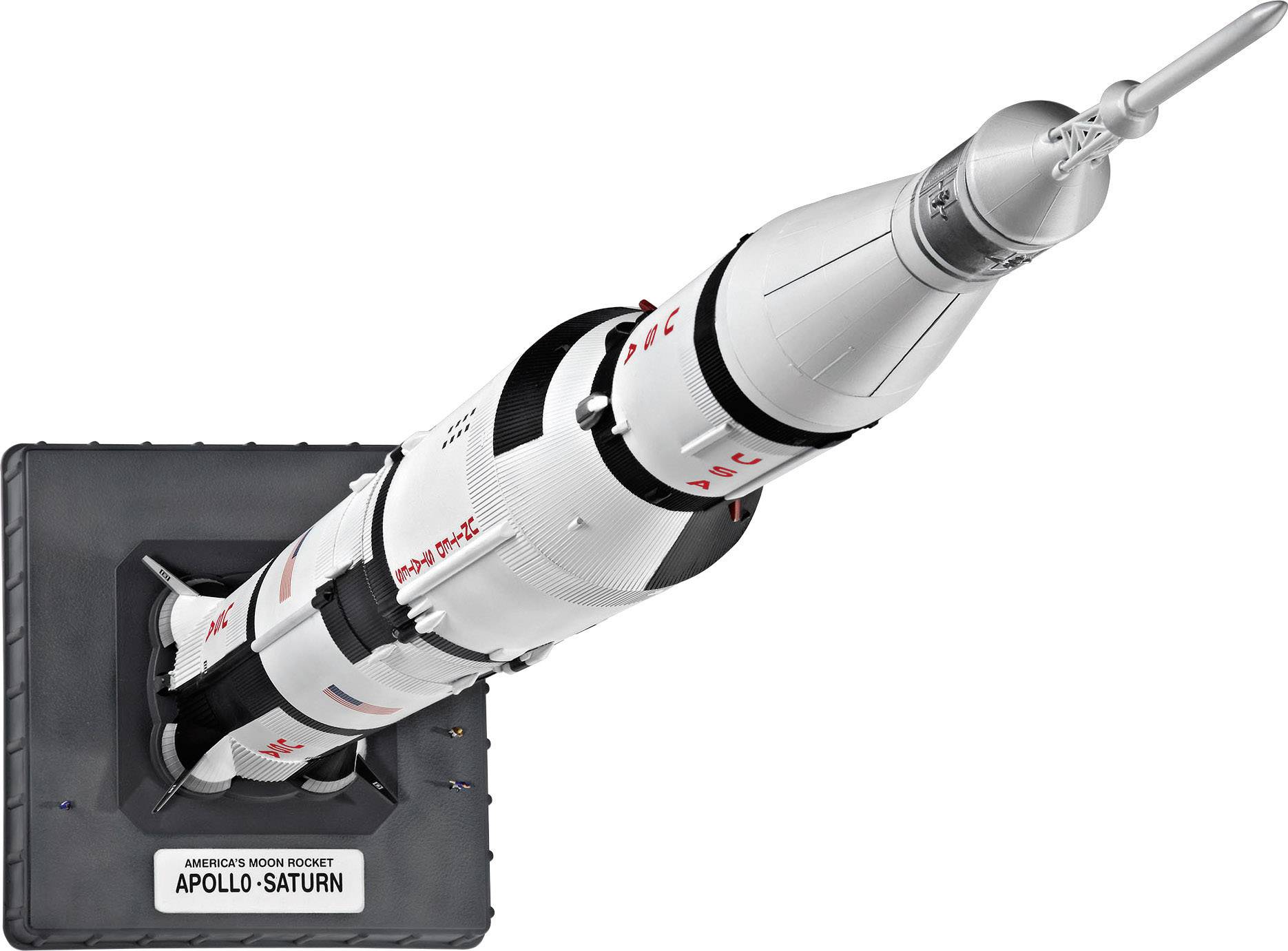 Obrázek znázorňuje model rakety Apollo-Saturn z pohledu shora, postavený kolmo na čtvercové základně.