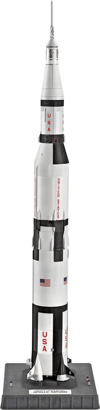 Model rakety Saturn V umístěný vertikálně na prezentačním podstavci. Raketa je v barvách bílé a černé a nese americké vlajky.