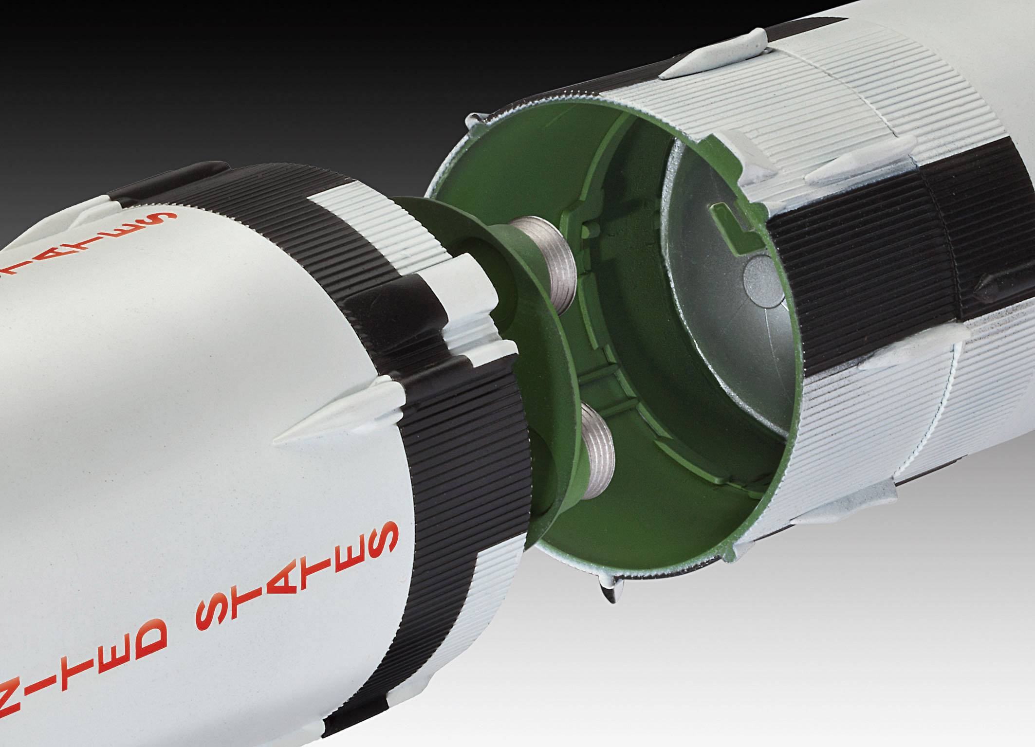 Dva moduly rakety v procesu dokování, propojené mechanickými uzávěry, s nápisem 'United States' na povrchu.