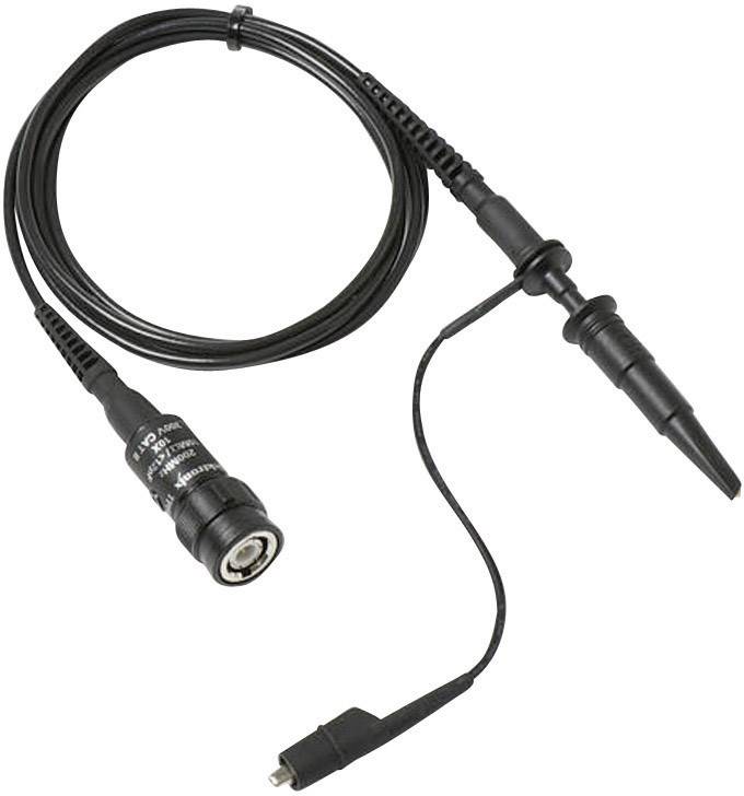 Osciloskopická sonda s BNC konektorem, černým kabelem a měřicí špičkou. Používá se ke kontrole signálů v elektrických obvodech.