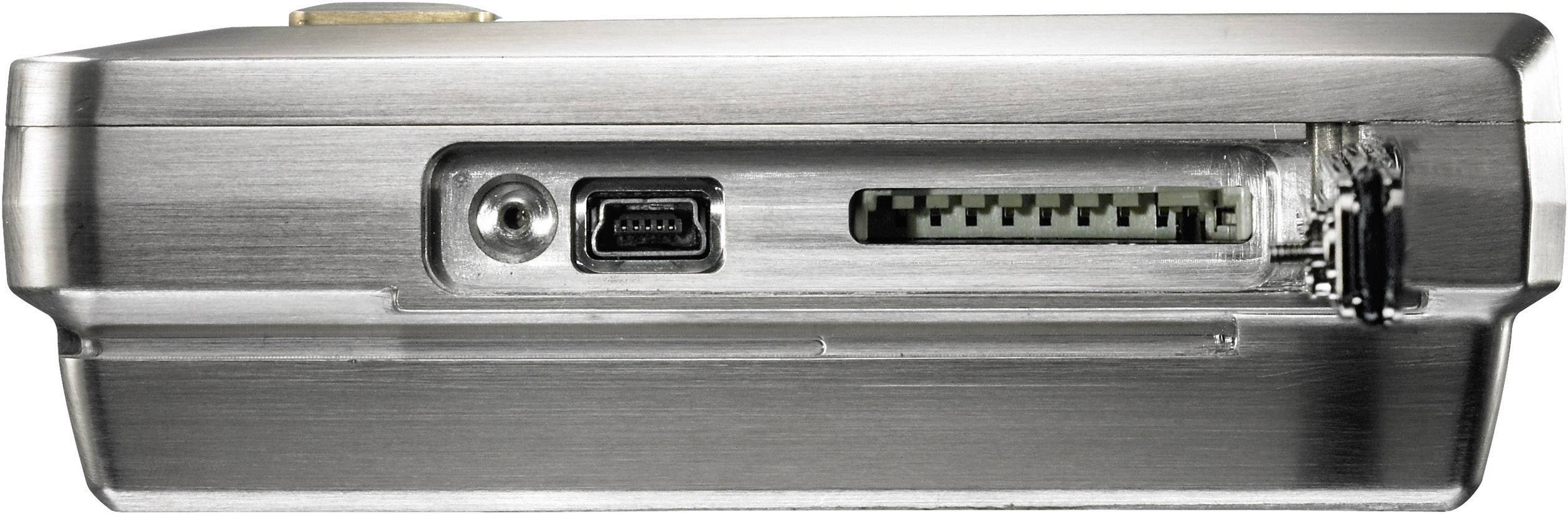 Detailní záběr elektronického zařízení s různými konektory, včetně USB portu a slotu na kartu.
