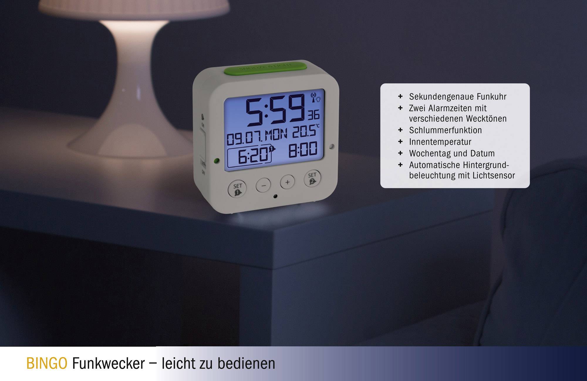 Digitální rádiový budík na nočním stolku, ukazuje 5:59, pondělí. Text vedle popisuje funkce: duální alarm, den v týdnu a datum.
