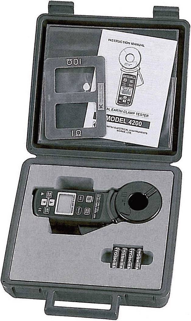 V otevřeném kufříku leží tester uzemňovací svorky s bateriemi a návodem k použití. Model je '4200'.