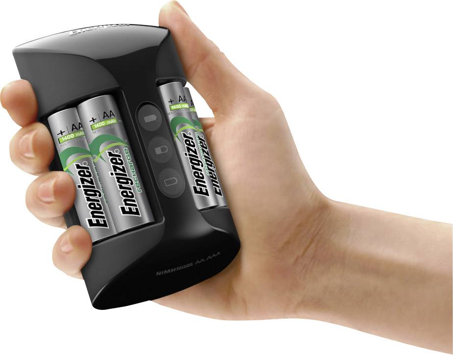 Jedna ruka drží nabíječku baterií s dvěma nabíjecími bateriemi AA značky 'Energizer' v průběhu nabíjení.