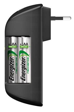 Kompaktní nabíječka se dvěma vloženými bateriemi Energizer AA, vhodná pro přímé připojení do elektrické zásuvky.