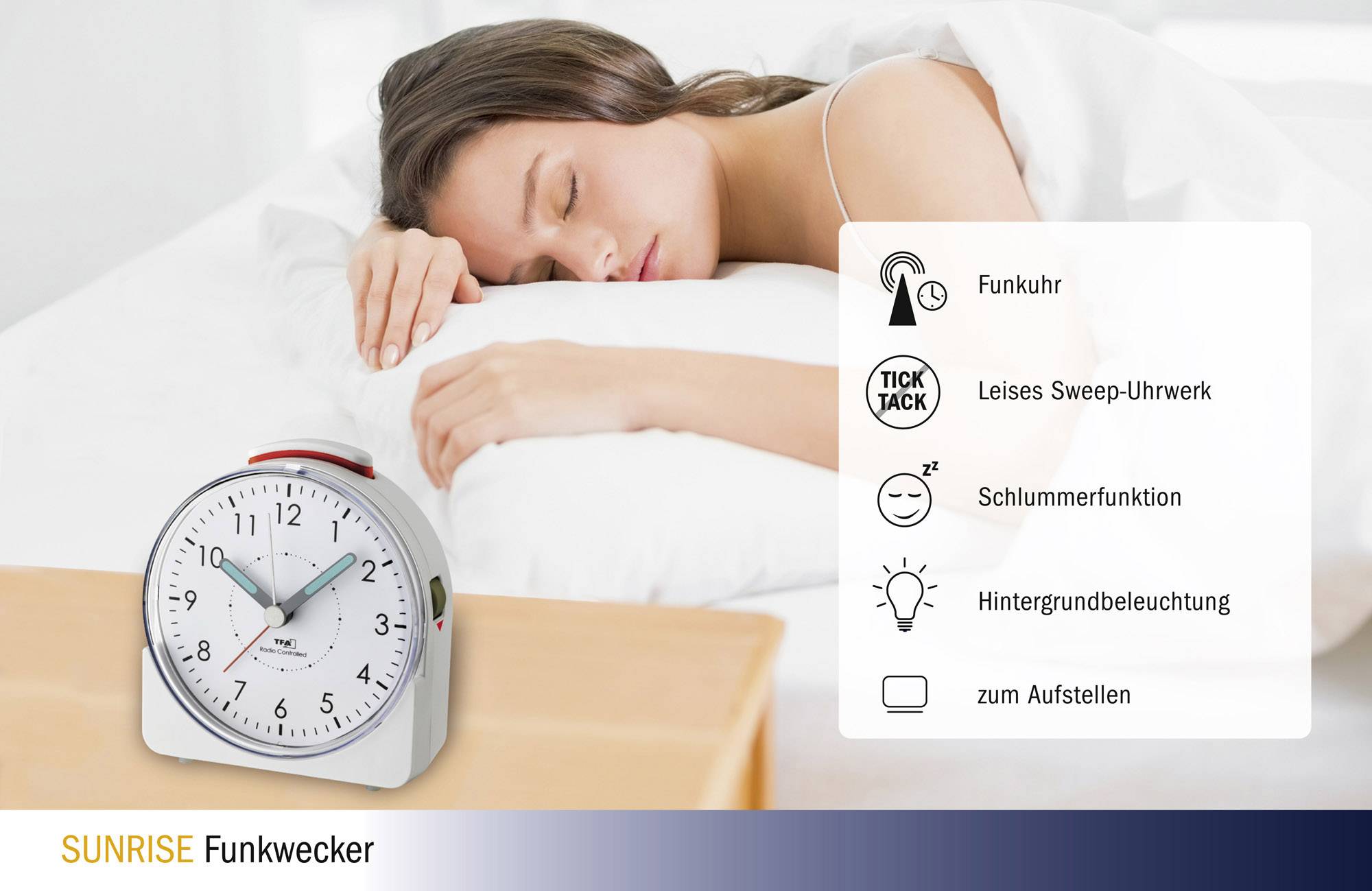 Žena klidně spí v posteli vedle bílého rádiového budíku. Budík má tiché sweepové hodiny a funkci odloženého buzení.