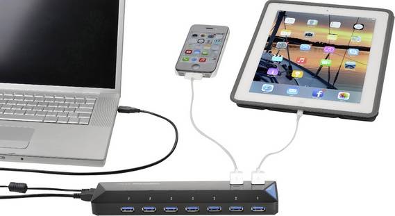 Víceportový USB hub propojuje laptop se smartphonem a tabletem. Dva kabely vedou z hubu k mobilnímu zařízení a tabletu.