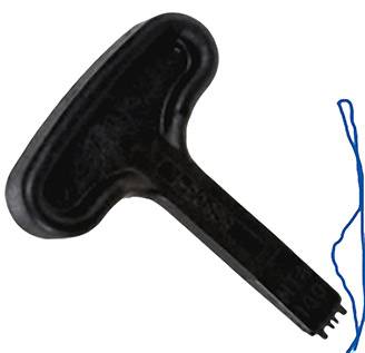 Černý T-klíč s modrým provázkem.