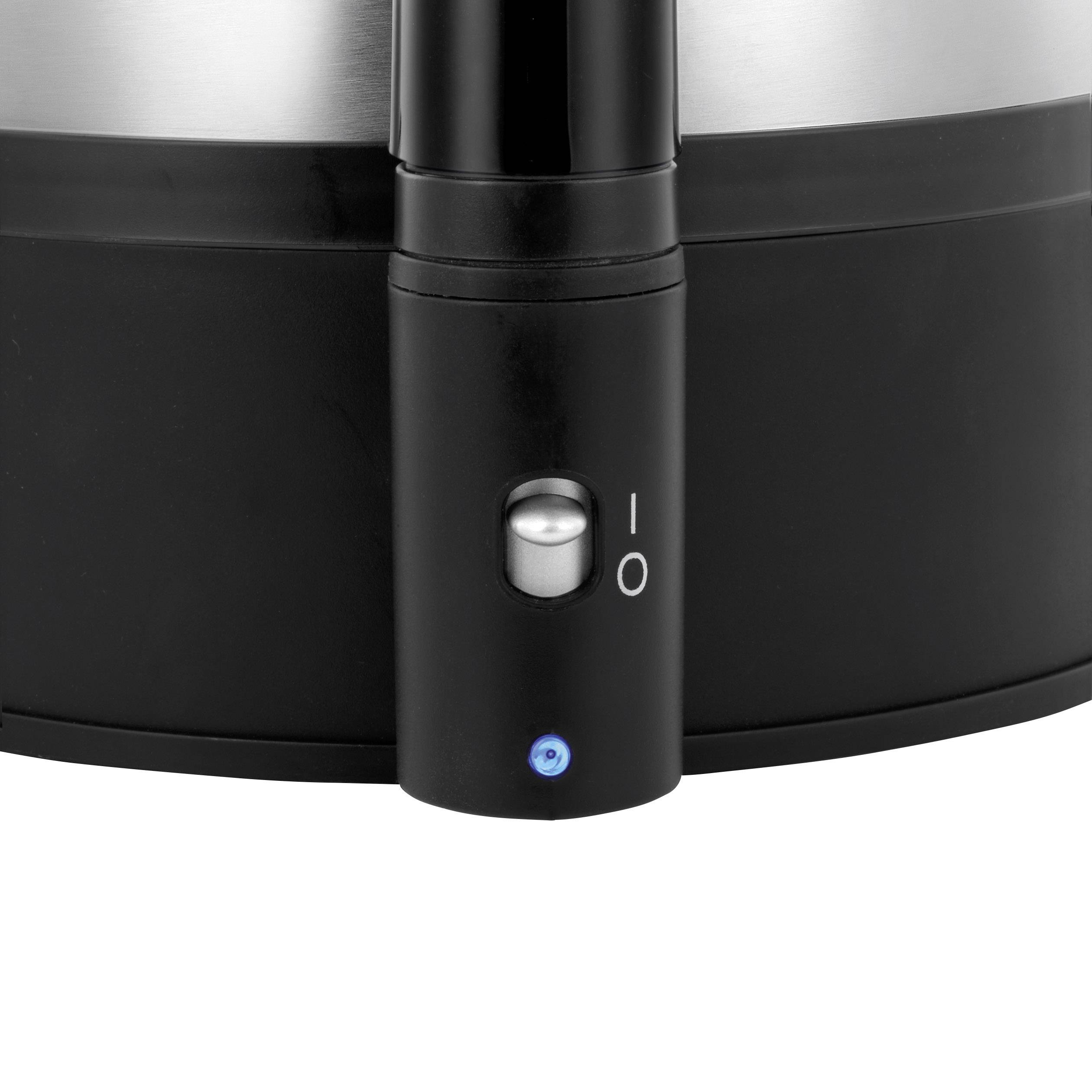 Detailní záběr černé varné konvice se stříbrným víkem a modrým, svítícím vypínačem.