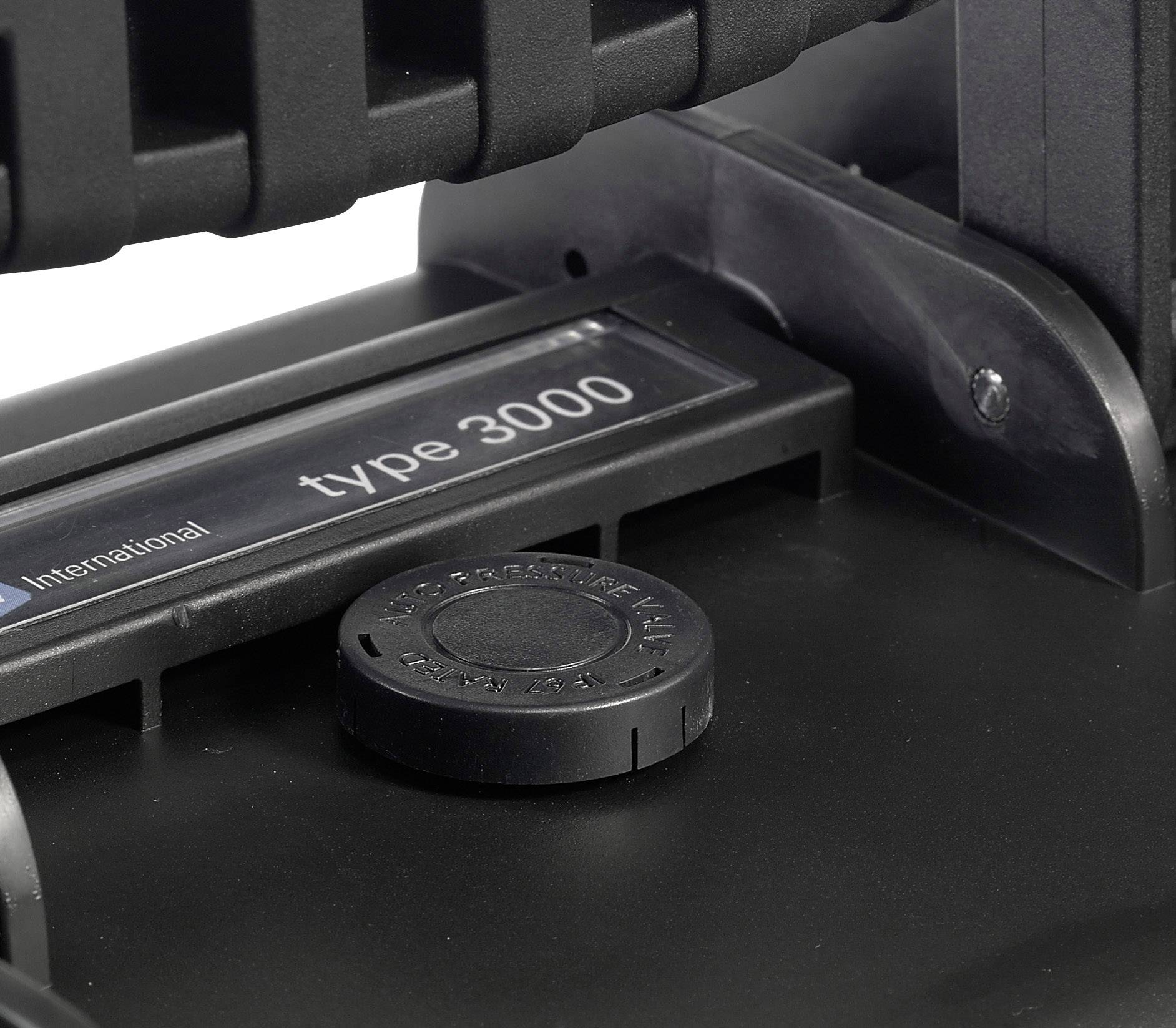 Detailní záběr černého zařízení s nápisem „typ 3000" na štítku.