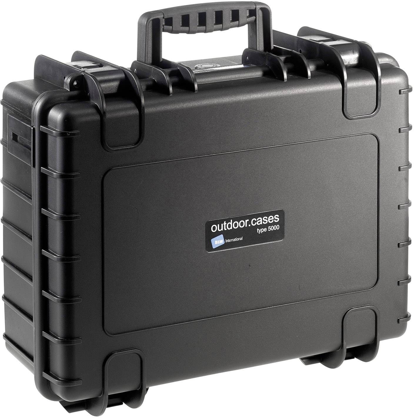 Černý, robustní outdoorový kufr s rukojetí. Samolepka s nápisem 'outdoor.cases type 5000'.