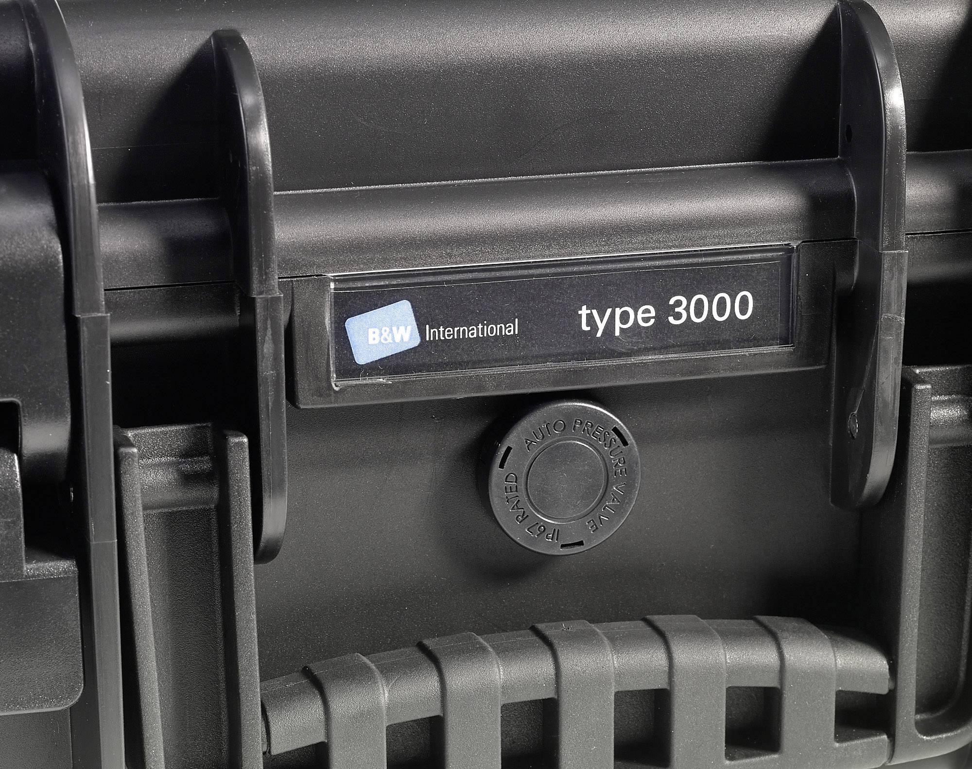 Černý kufr z tvrdého obalu s nápisem 'B&W International type 3000' na přední straně.