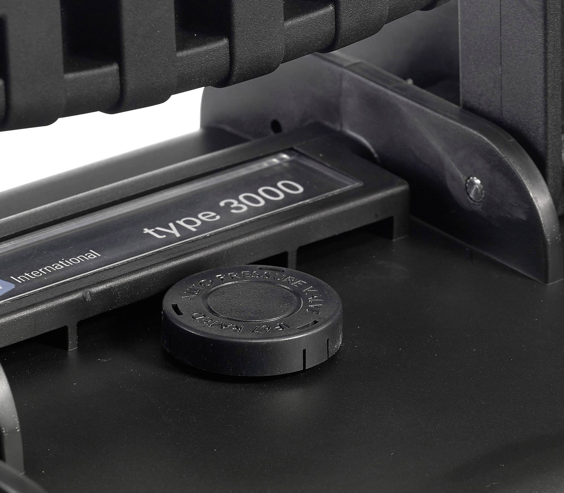 Detailní záběr černého zařízení s nápisem 'typ 3000'. Je viditelný kulatý ovládací prvek nebo tlačítko.