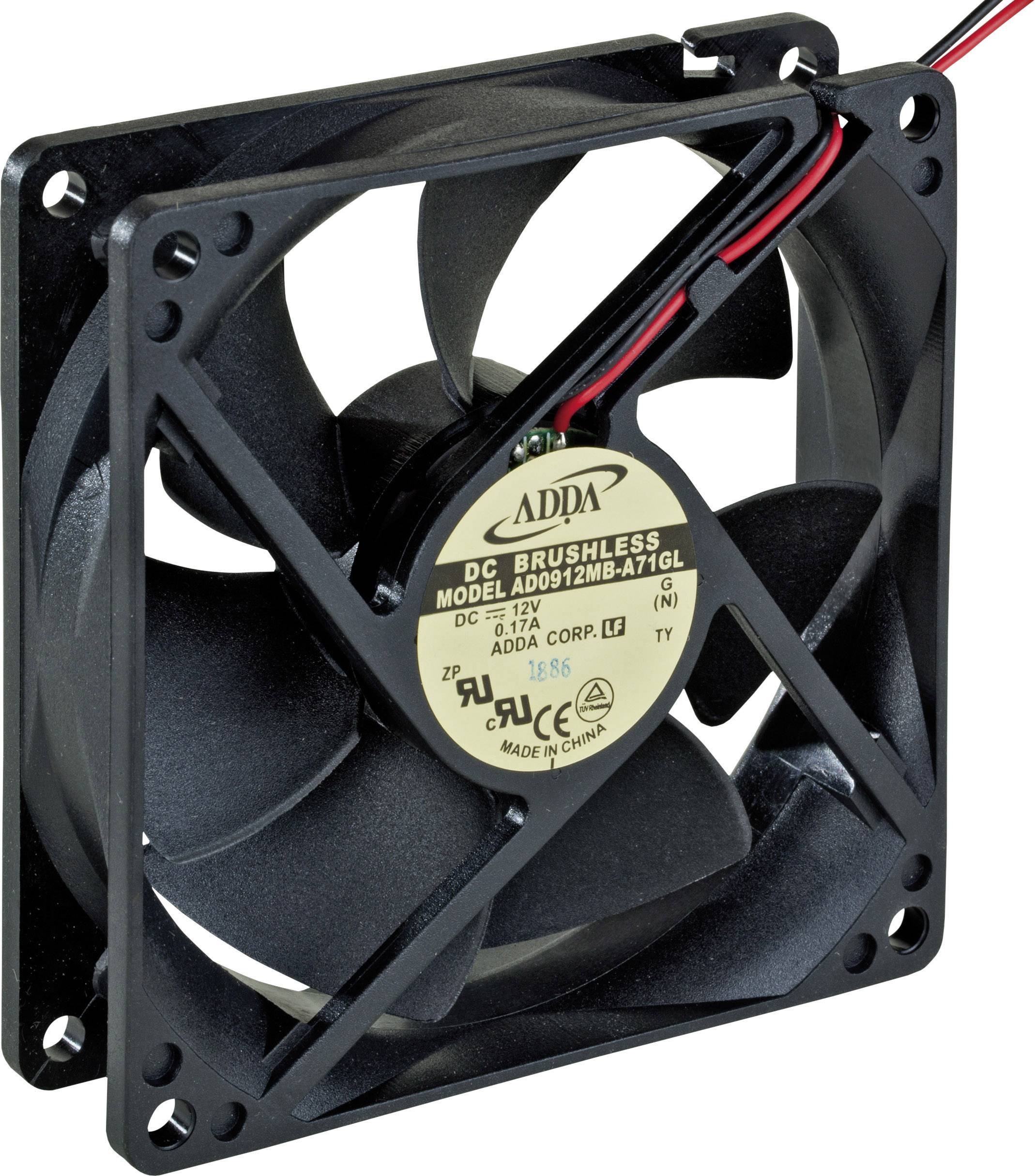 Černý počítačový ventilátor se štítkem uprostřed, který zobrazuje technické specifikace a číslo modelu. Ventilátor má červené a černé kabely.