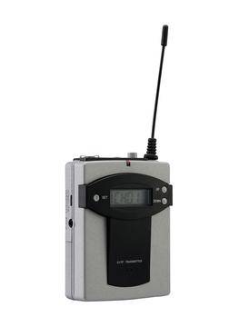 Přenosný audiopřenašeč s digitálním displejem, anténou a připojovacími konektory, zpravidla používaný pro bezdrátový přenos zvuku.
