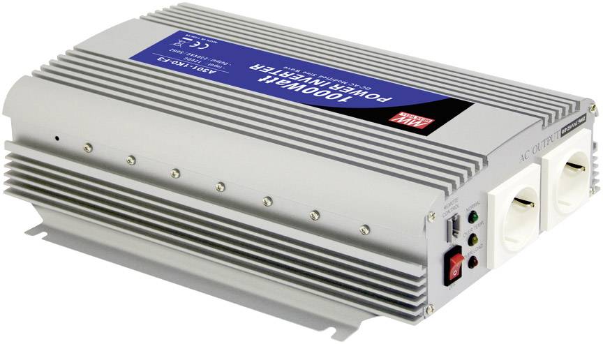Stříbrný měnič napětí se dvěma zásuvkami a USB portem, vhodný pro přeměnu elektrického proudu pro elektronická zařízení.