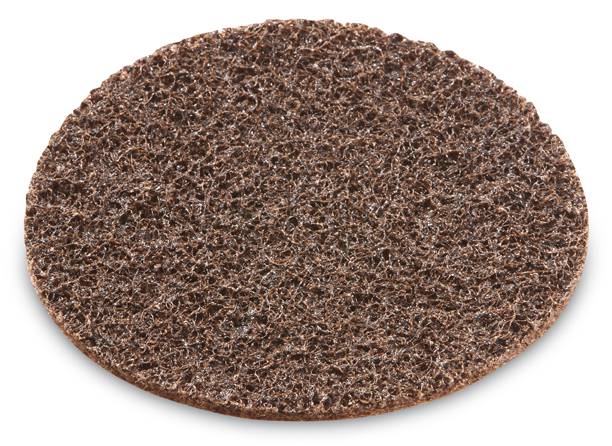 Hrubý, kulatý brusný kotouč z hnědého materiálu, který se používá pro úpravu povrchu a čištění.