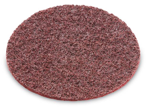 Kulatý, červený brusný kotouč s drsným povrchem, používaný k broušení nebo leštění materiálů, izolovaný na bílém pozadí.