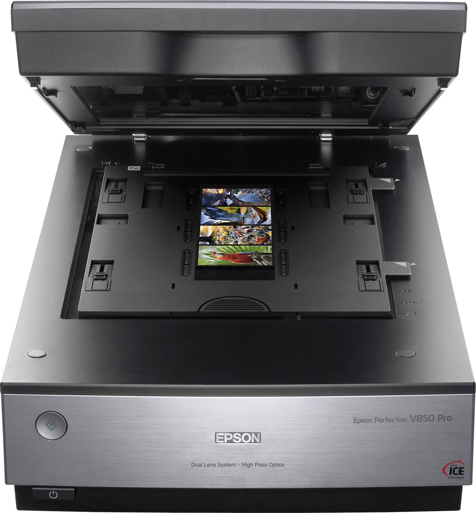 Plochý skener skenuje fotografie. Víko je otevřené a tři fotografie leží na skleněné desce. Označení: 'Epson V850 Pro'.