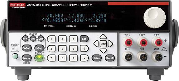 Napájecí zdroj se třemi kanály, zobrazuje napětí 30,00 V, 12,00 V, 3,29 V a proudy 0,485 A, 4,126 A, 2,897 A. Ovládací prvky, LCD displej, přípojné svorky.
