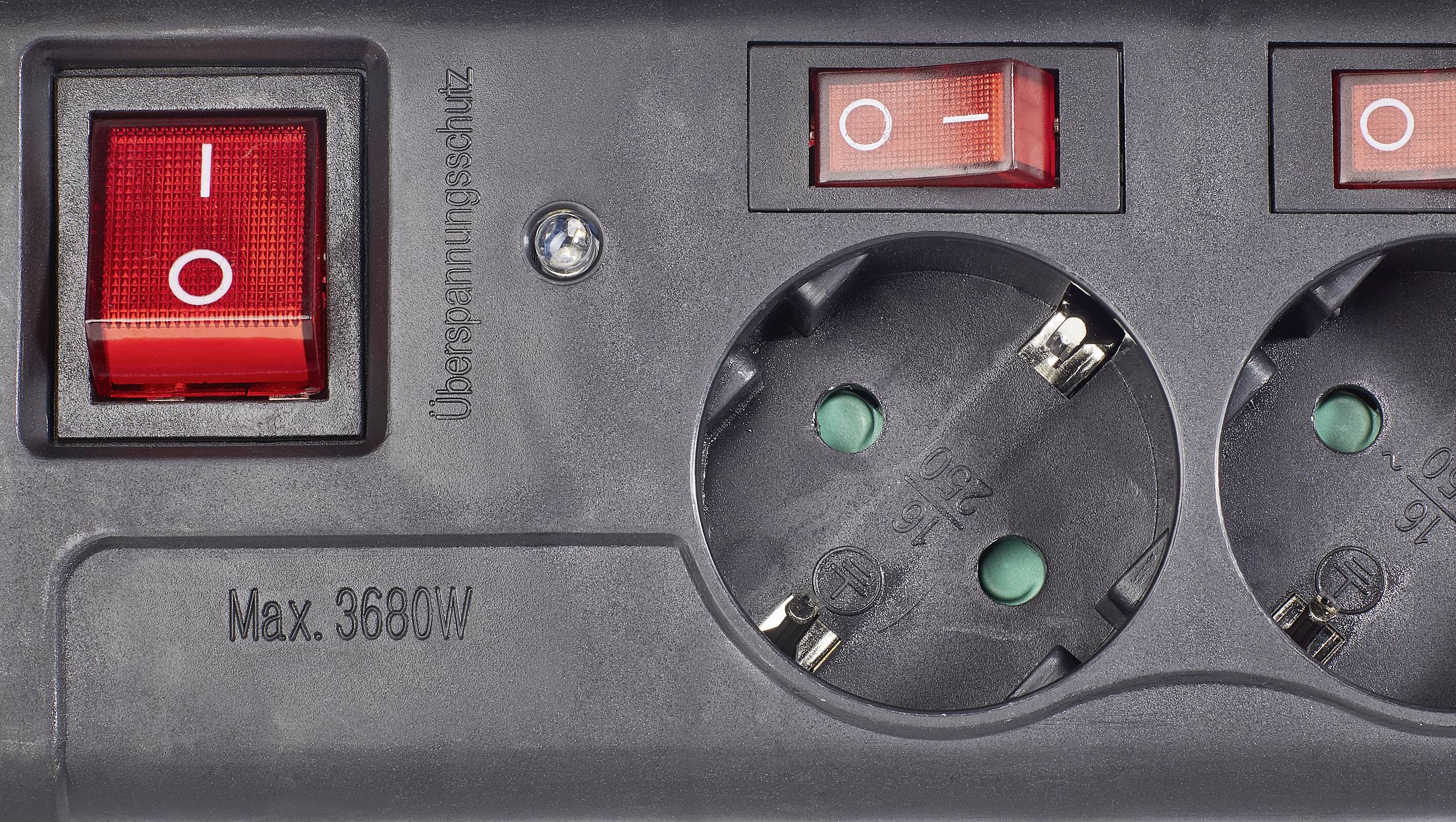 Prodlužovací lišta se dvěma zásuvkami a dvěma červenými kolébkovými spínači. Nápis 'Max. 3680W' a upozornění 'Ochrana proti přepětí'.