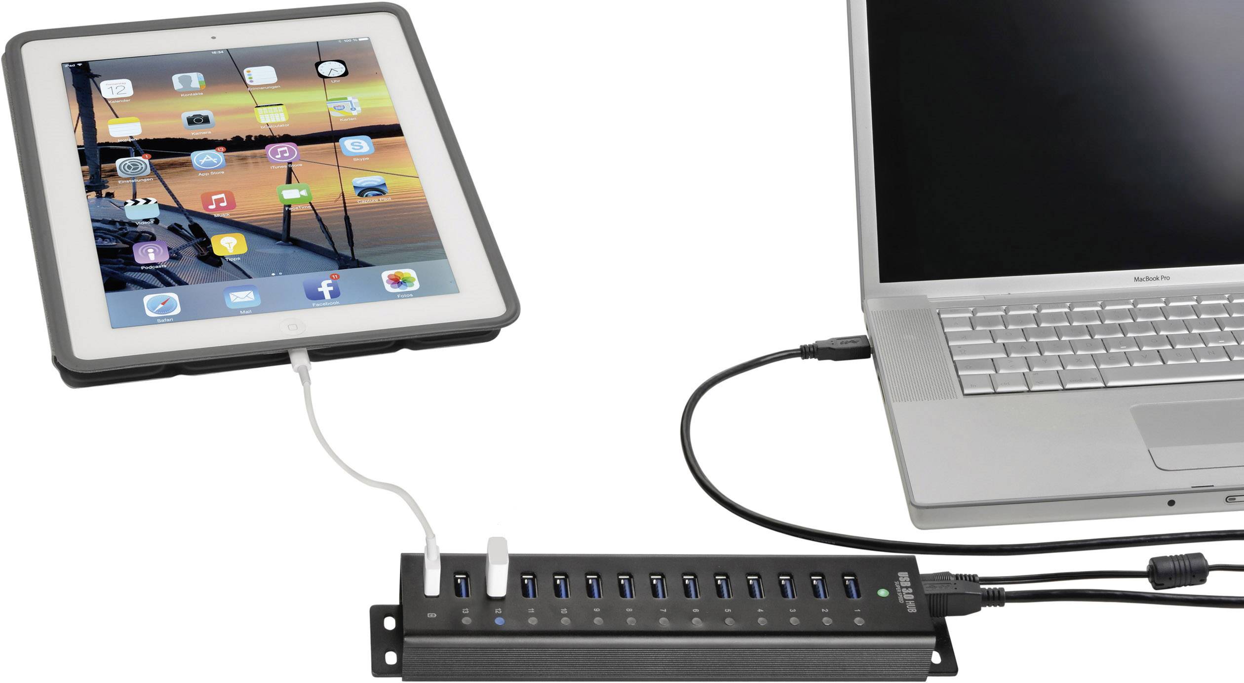 Notebook a tablet jsou propojeny přes USB hub s několika USB porty. Tablet zobrazuje různé ikony aplikací.