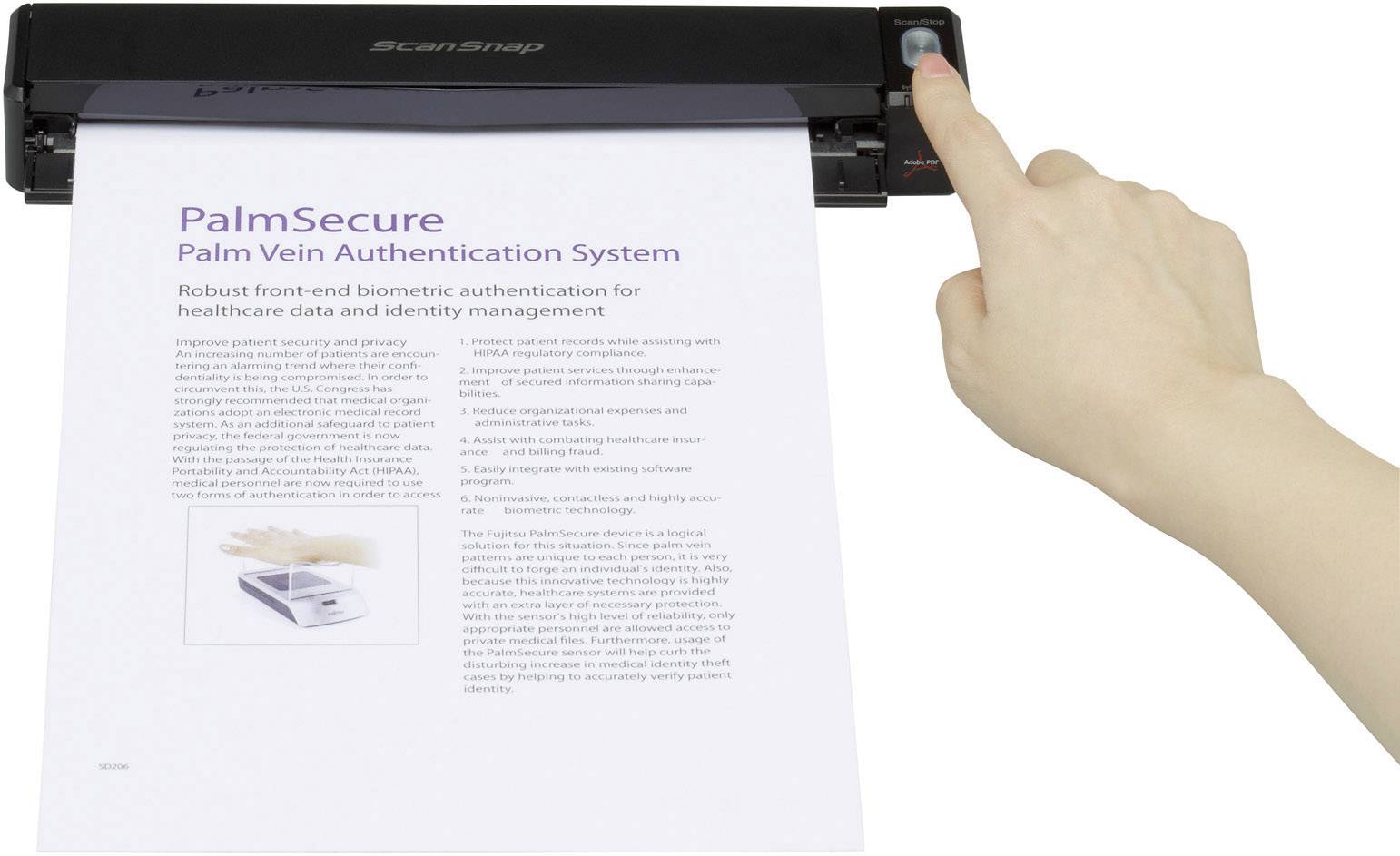 Jedna ruka obsluhuje dokumentový skener, který vtahuje list papíru s nadpisem 'PalmSecure systém ověřování pomocí žil dlaně'.