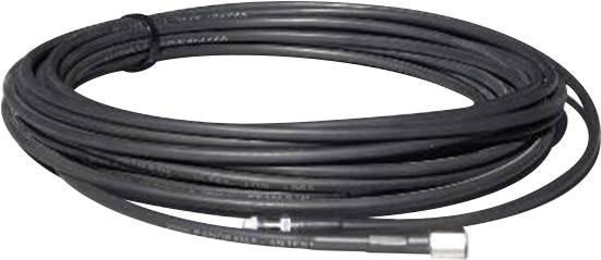 Dlouhý černý kabel s kovovým konektorem na jednom konci, svinutý a připravený k použití pro elektrické připojení.