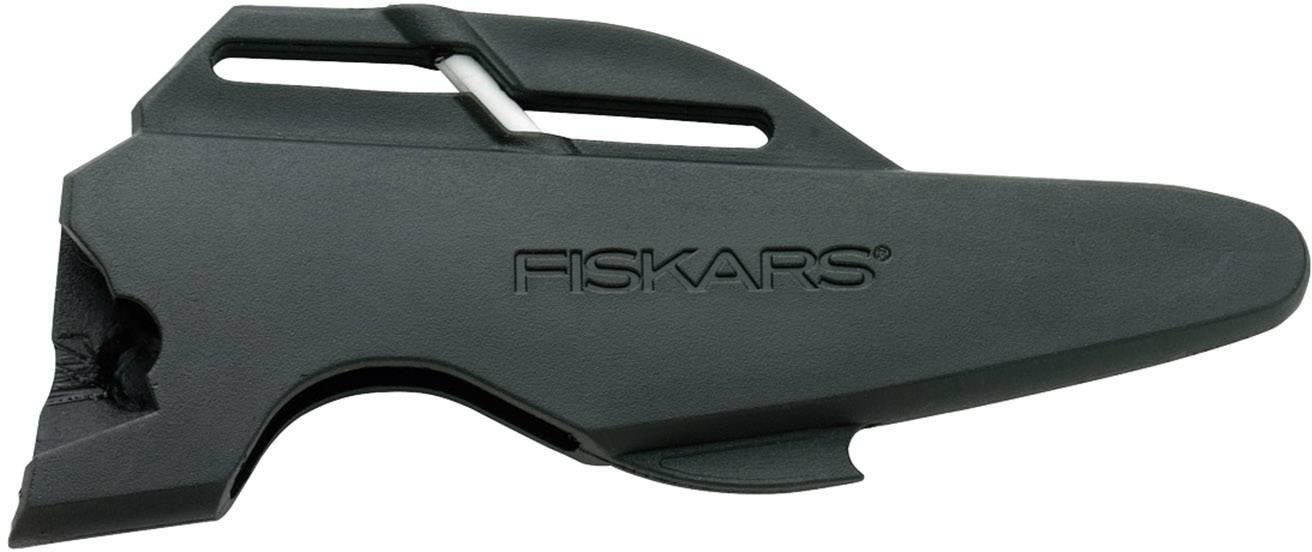 Černé pouzdro na nůž s nápisem 'Fiskars' uprostřed, ochranný design pro uchovávání čepele.