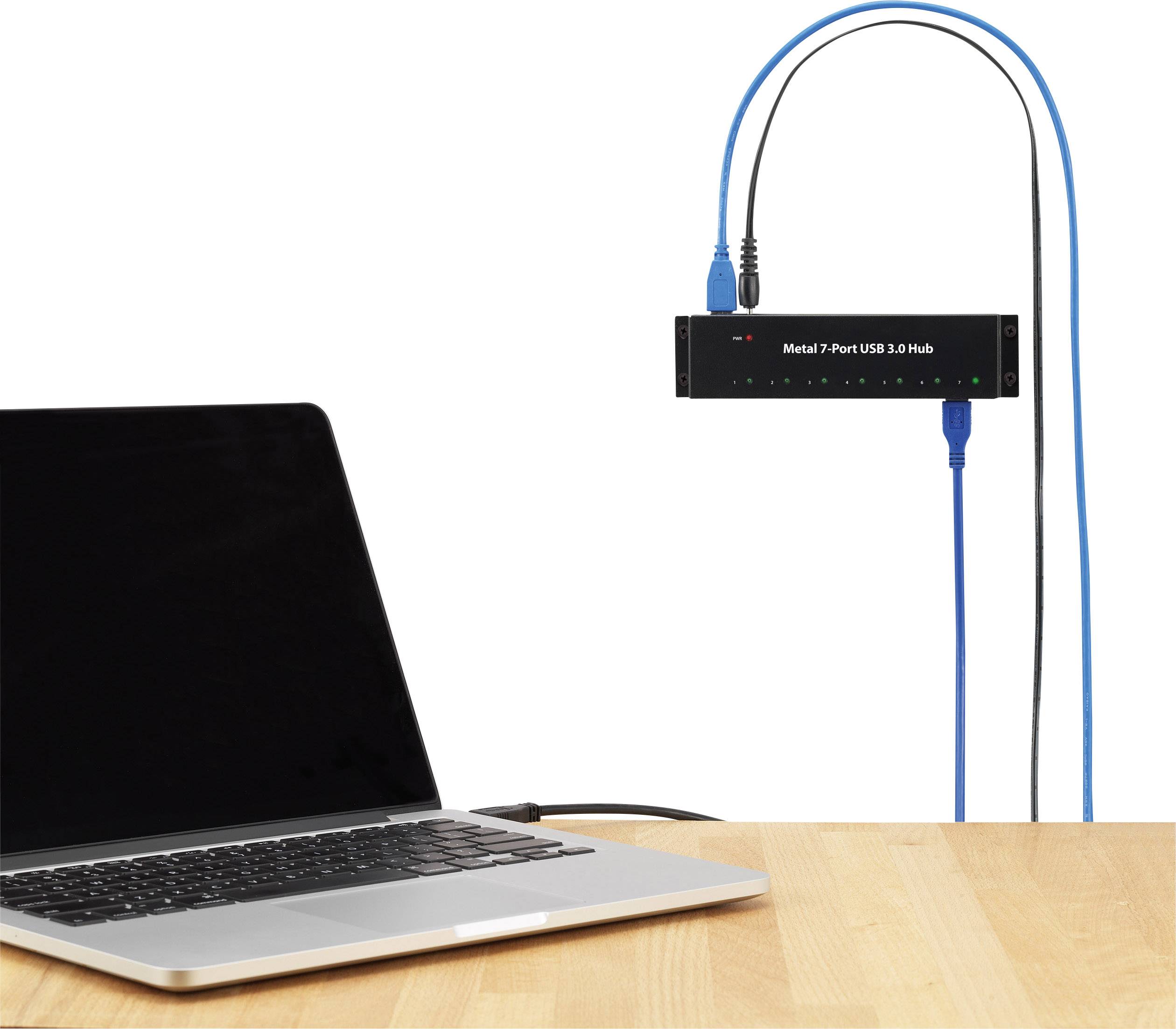 Otevřený notebook je připojen k USB rozbočovači, který disponuje několika porty pro různá zařízení.