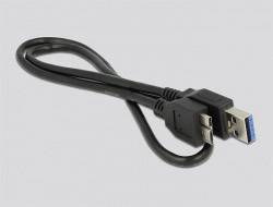 Černý USB 3.0 kabel se dvěma koncovkami, před šedým pozadím.