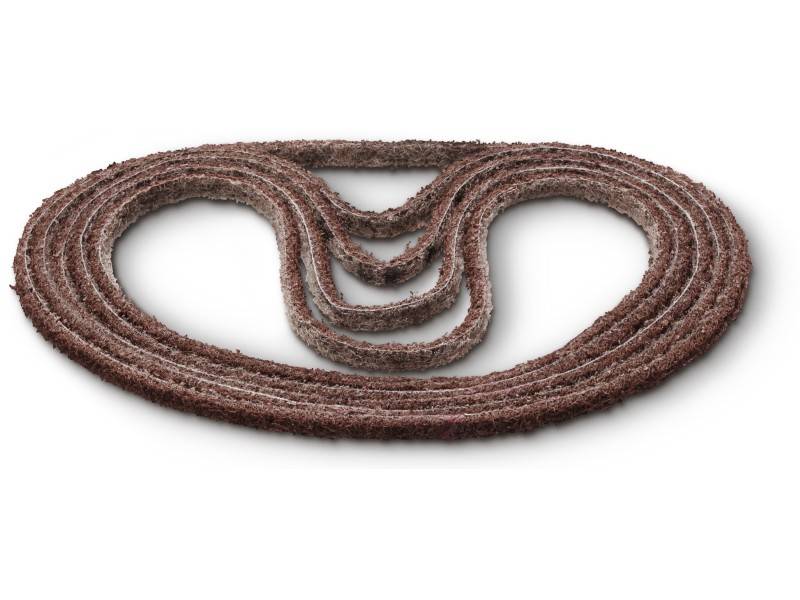 Oválná, vícenásobná provazová spirála vytvořená z lana nebo kůrového materiálu, která vytváří dekorativní tvar na bílém pozadí.