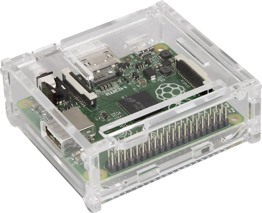 Raspberry Pi v průhledném pouzdře s viditelnými konektory a komponenty, umístěný na bílém pozadí.