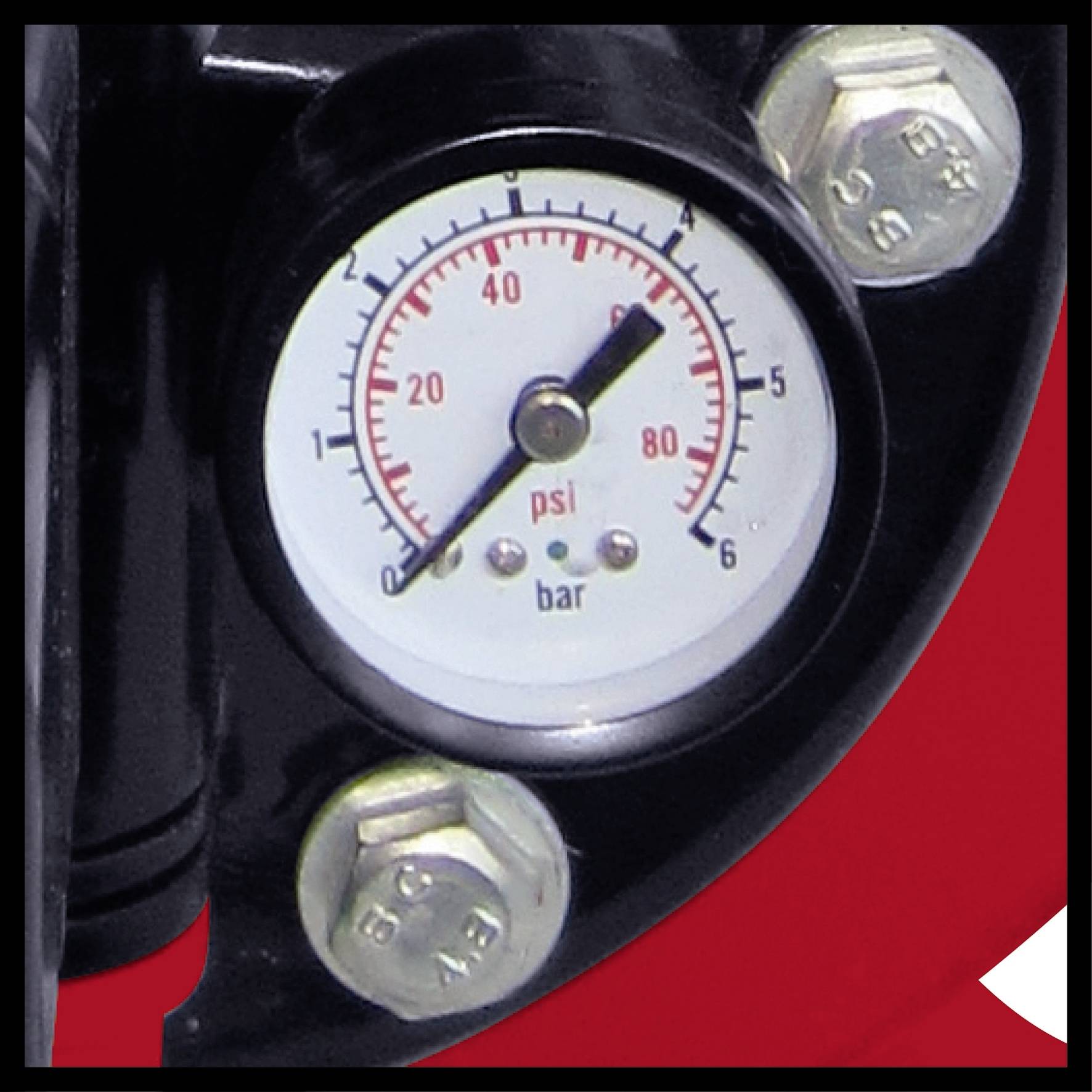 Manometr se stupnicí v psi a barech, ukazující přibližně 60 psi; obklopený kovovými šrouby.