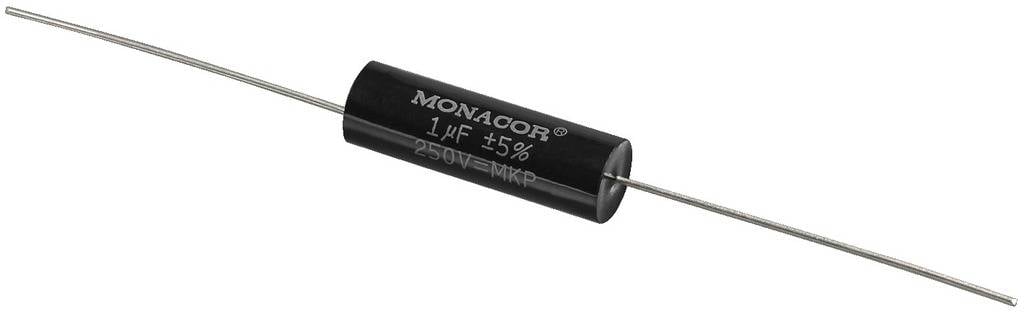 Černý válcový kondenzátor s nápisem 'MONACOR 1µF ±5% 250V=MKP' s dvěma dlouhými připojovacími vodiči na obou koncích.